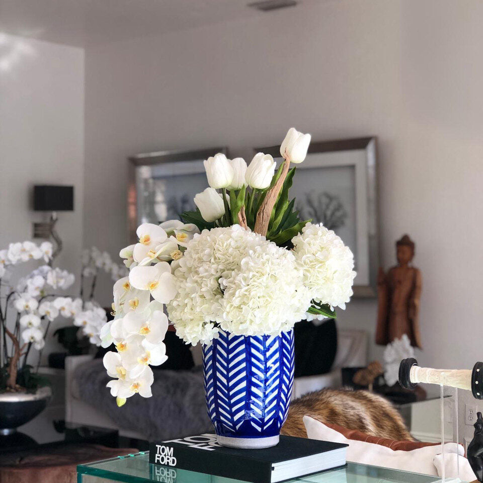 Bouquet Mixte Dans Un Vase Inca Rayé
