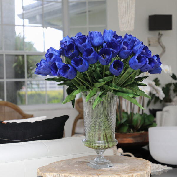 Tulipes Bleues Dans Une Urne Cristo