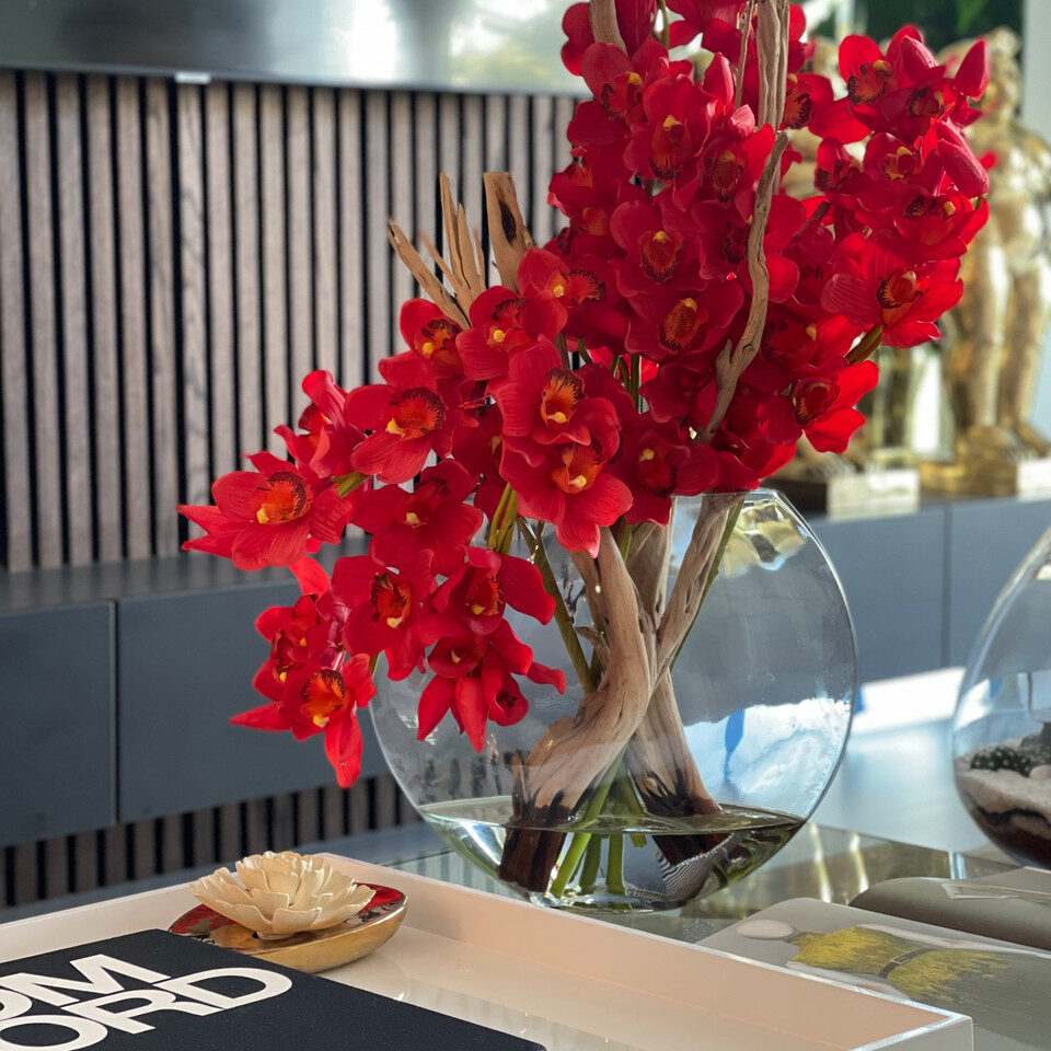 Cymbidiums Rouges Dans Un Vase Lune