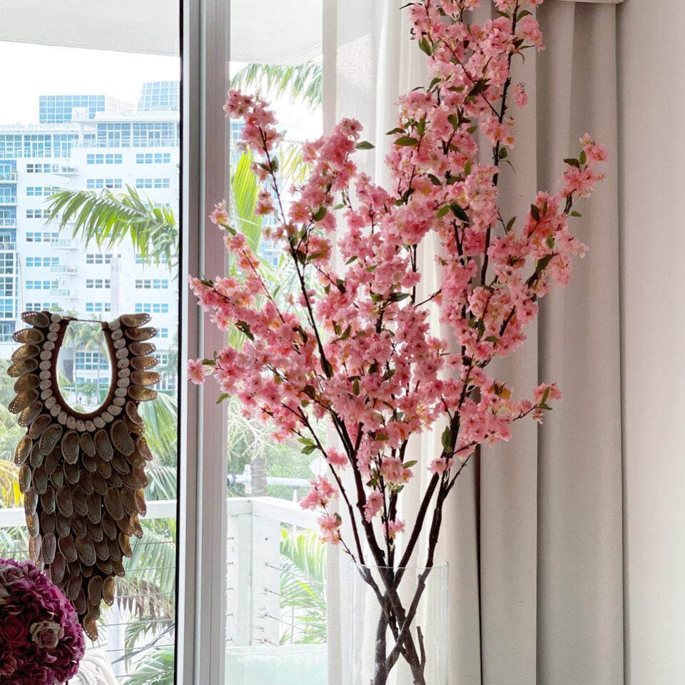 Fleurs De Cerisier Dans Un Cylindre En Verre