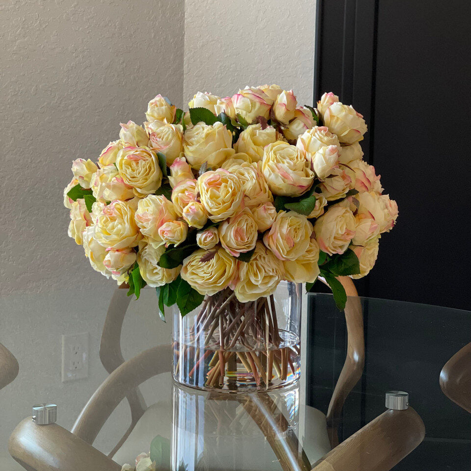 Roses Anglaises Dans Un Cylindre En Verre Transparent