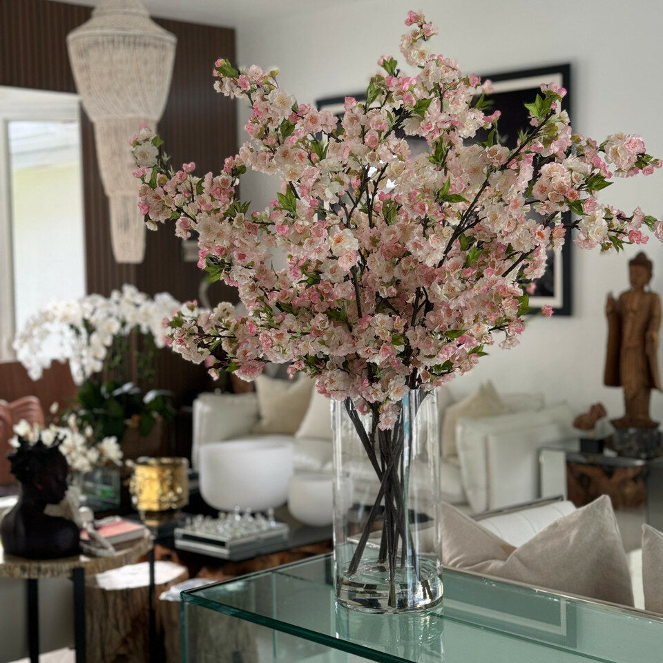 Fleurs De Cerisier Roses Dans Un Cylindre En Verre