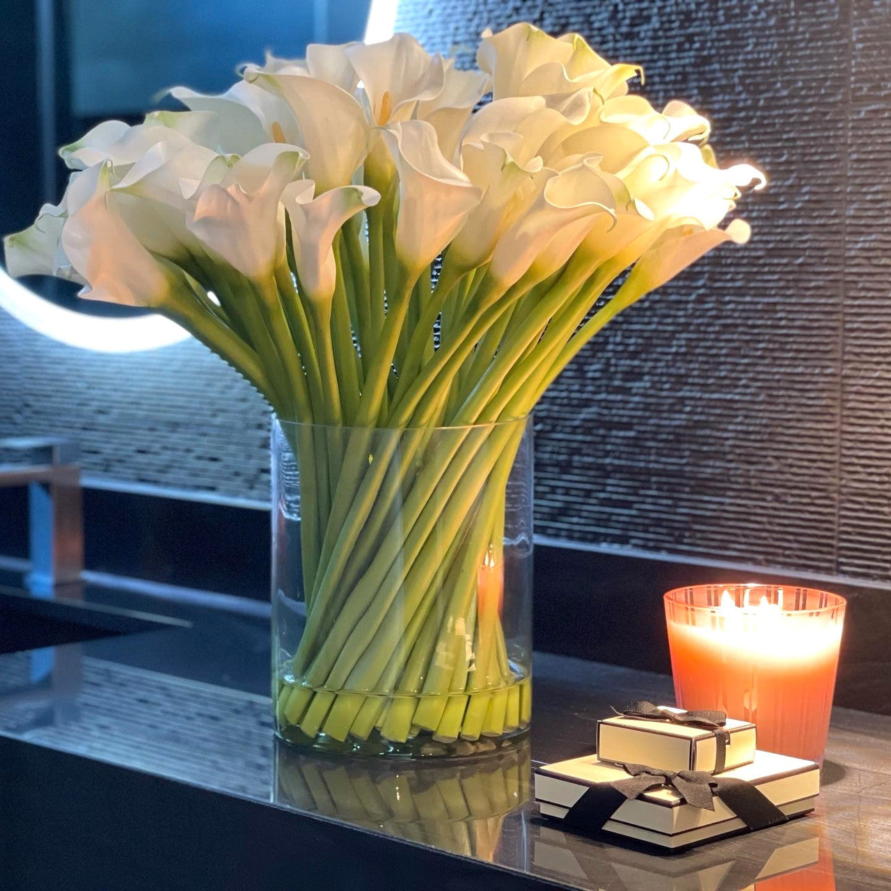 Arums Blancs Dans Un Cylindre En Verre