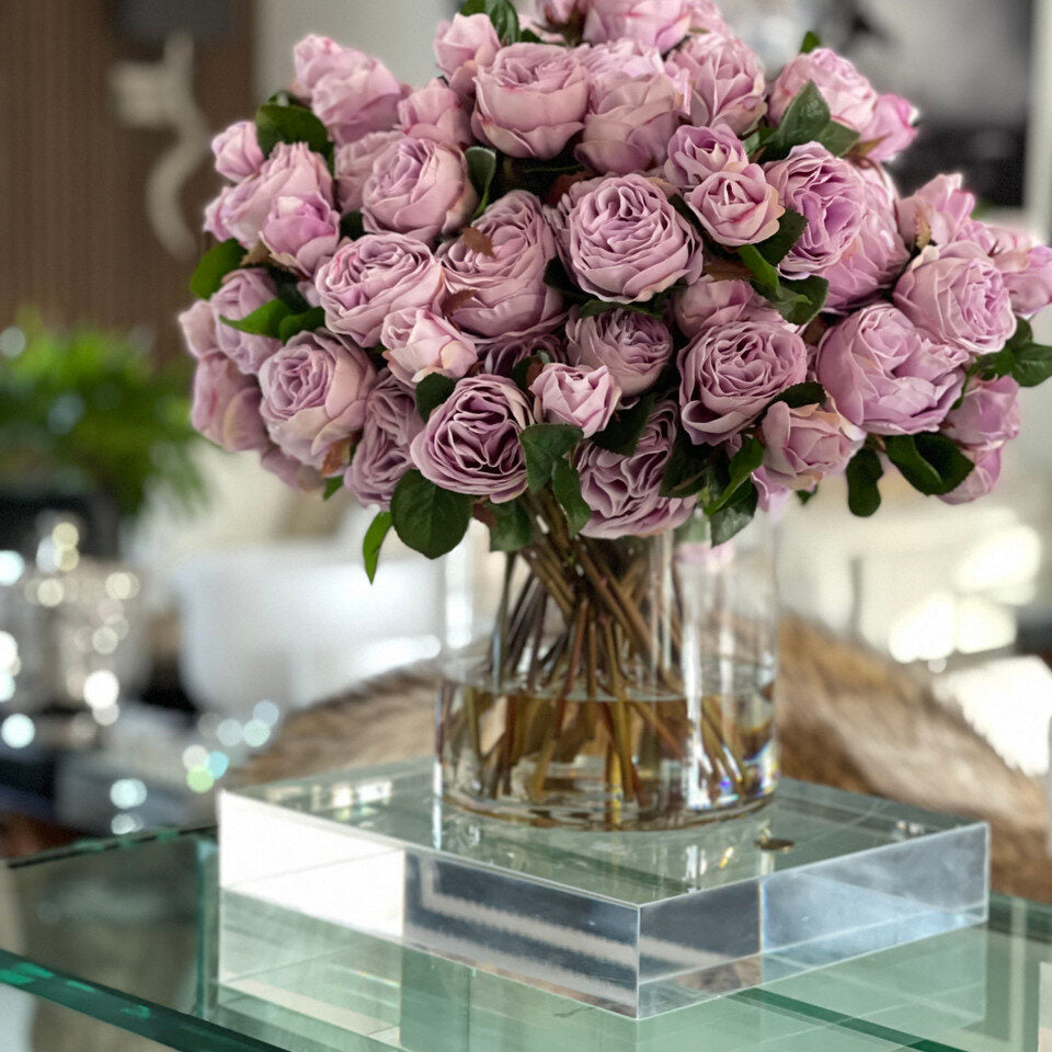 Roses Anglaises Dans Un Cylindre En Verre Transparent