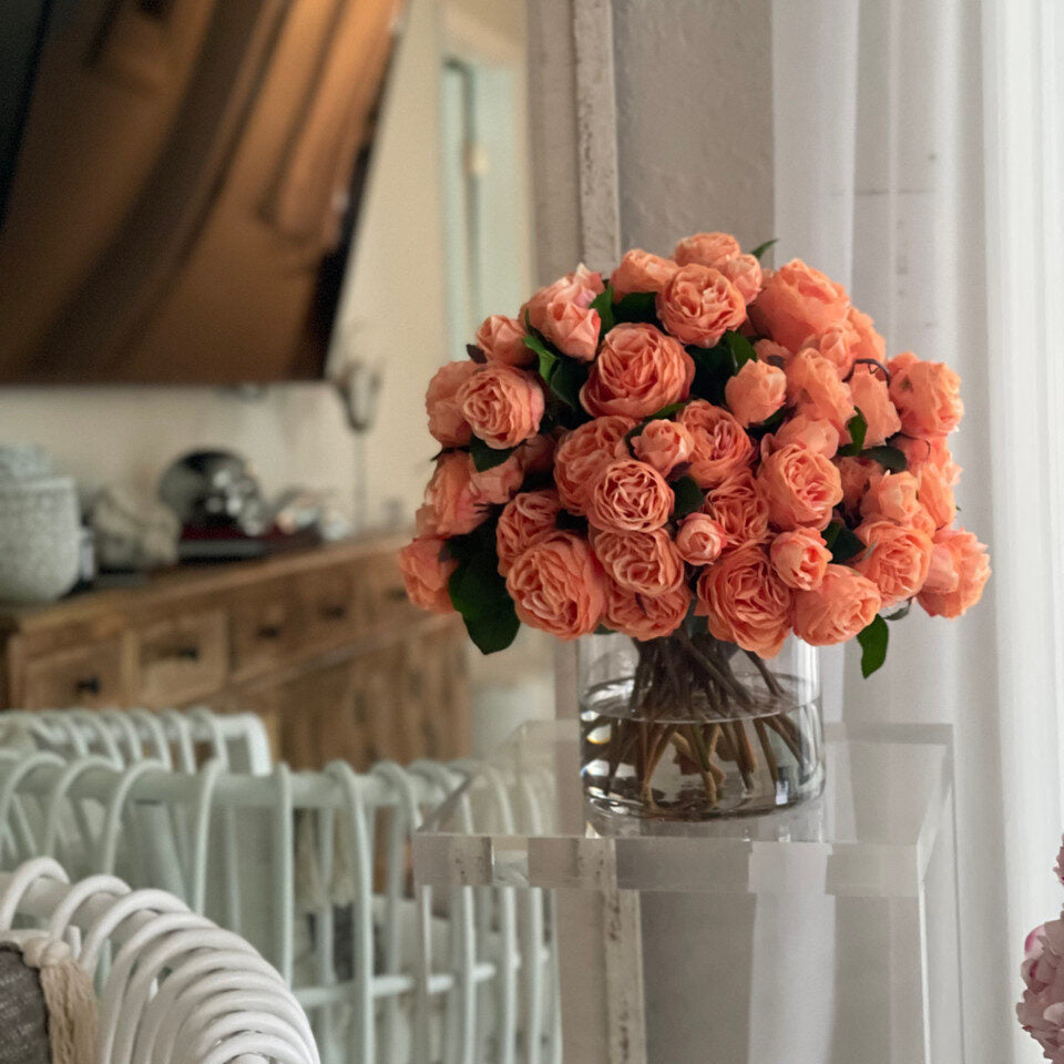 Roses Anglaises Dans Un Cylindre En Verre Transparent