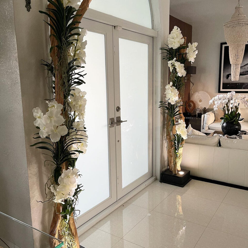 Lampadaire Liana Avec Orchidées Vanda Blanches