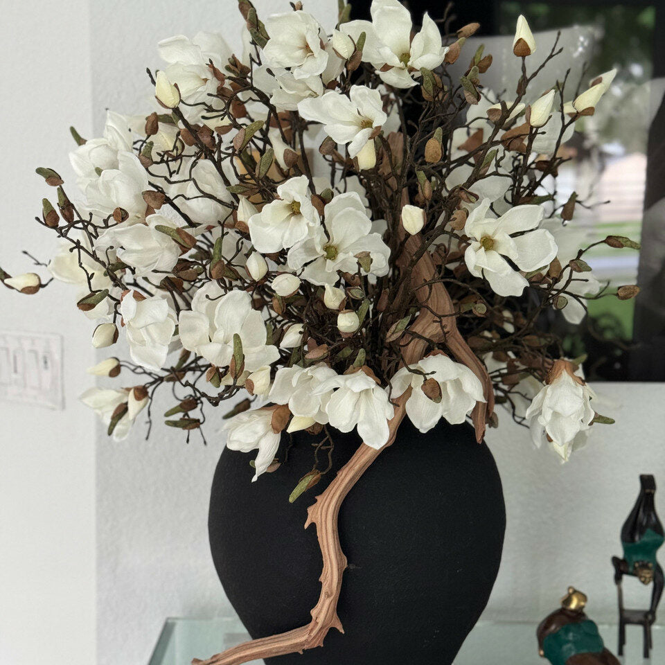 Magnolias Blancs Dans Un Vase Konos Noir Mat