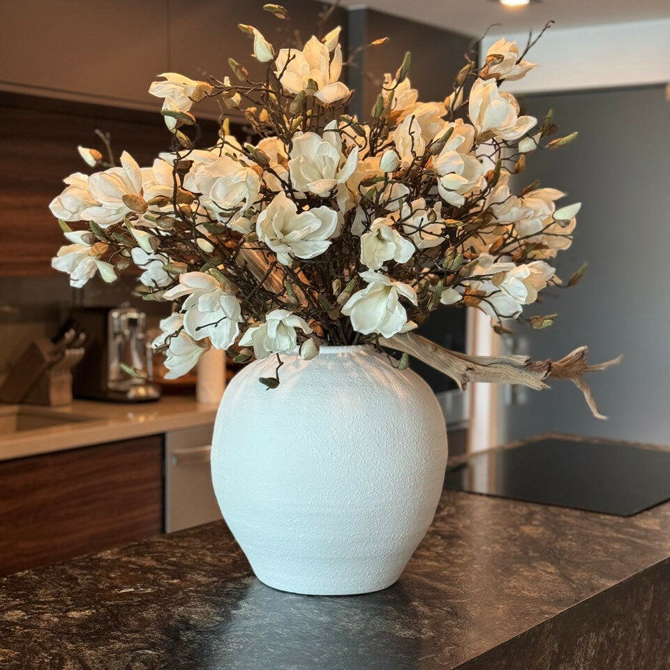 Magnolias Blancs Dans Un Vase Konos Blanc Mat